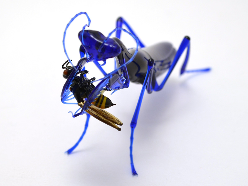 Indigo Mantis with Prey, glass bug by Wesley Fleming